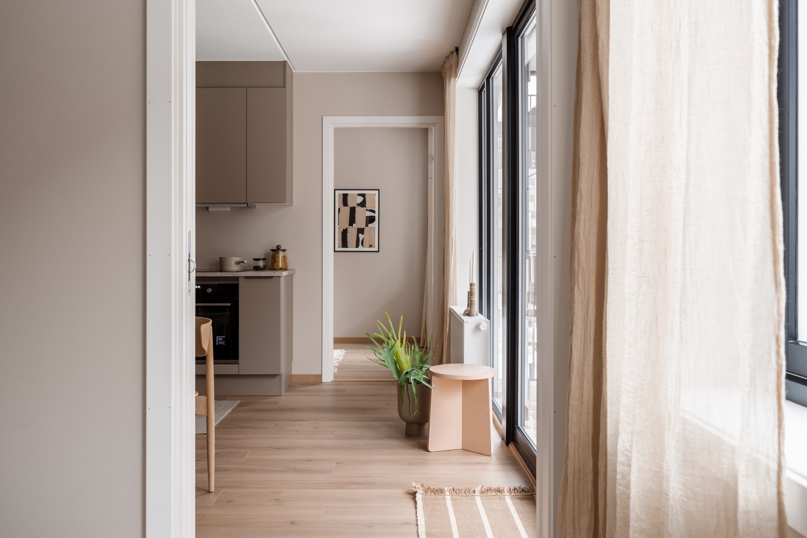 På den andre siden av stuen finner du leilighetens andre soverom. Galleribilde