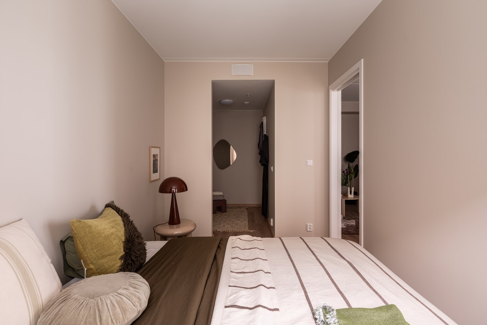 Praktisk walk-in gir hovedsoverommet en ekstra luksuriøs touch og god oppbevaringsplass. Galleribilde