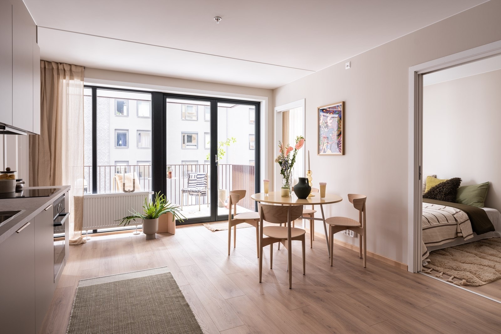 Boligen varmes opp med vannbåren varme, fordelt via radiatorer for optimal komfort. Galleribilde