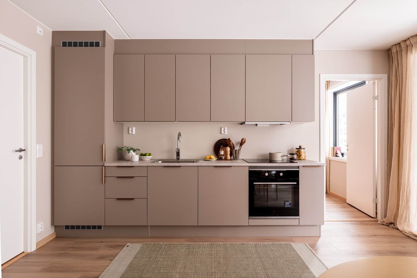 Moderne og smakfullt HTH-kjøkken, komplett med integrerte hvitevarer fra Electrolux. Galleribilde