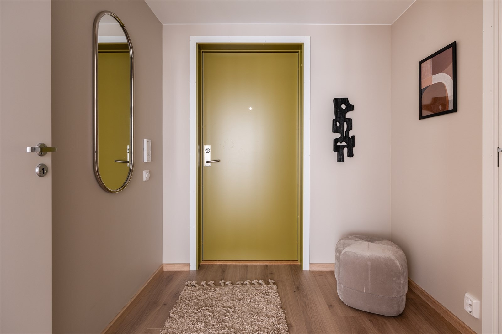 Entréen ønsker deg velkommen med plass til sko, garderobe og kreative innredningsløsninger. Galleribilde