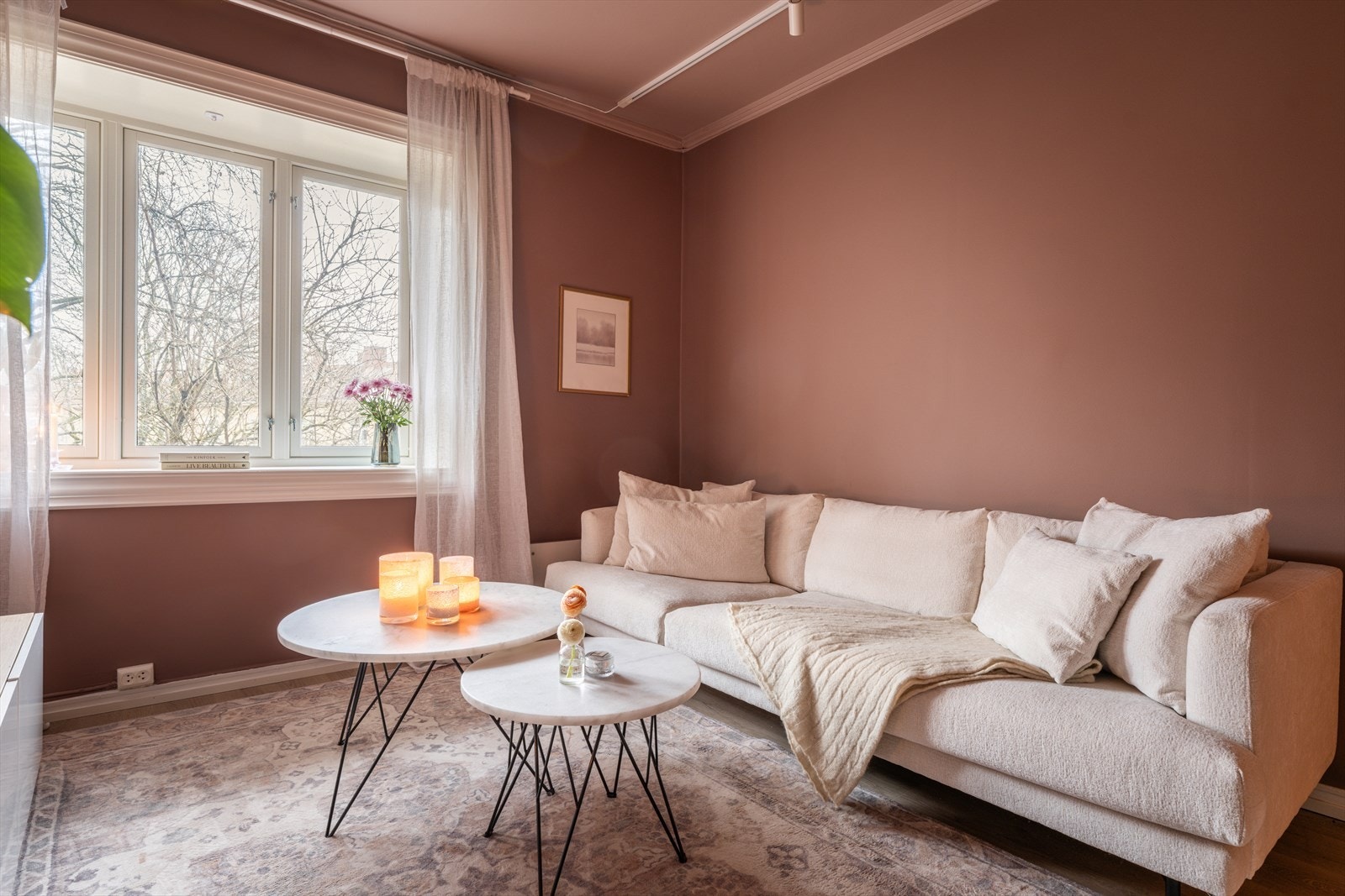 Rommet har plass til en sofagruppe med tilhørende møblement, noe som legger til rette for både avslapning og hyggelige sammenkomster. Galleribilde