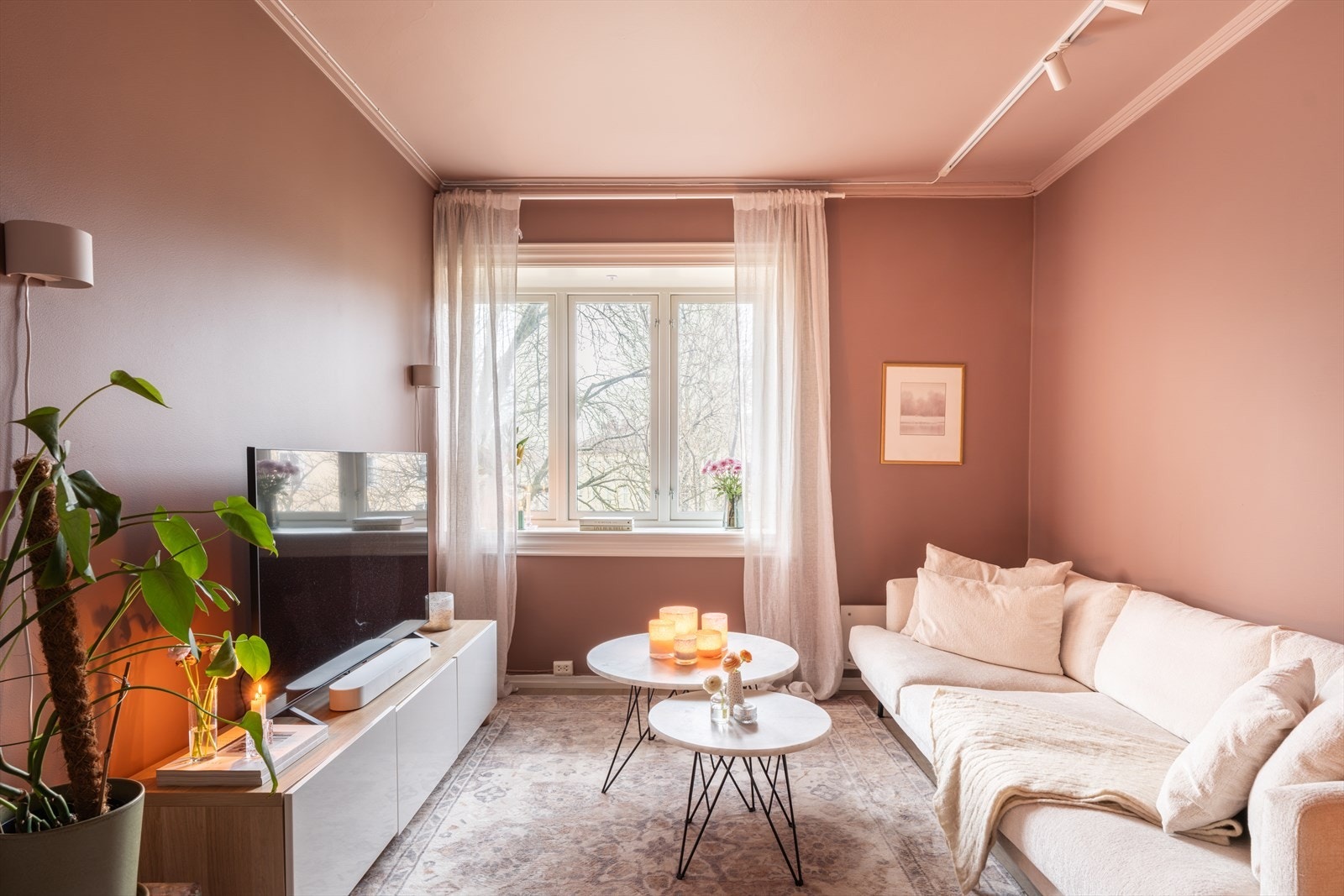 Stuen er romslig og lys med store vindusflater som slipper inn rikelige mengder dagslys. Galleribilde