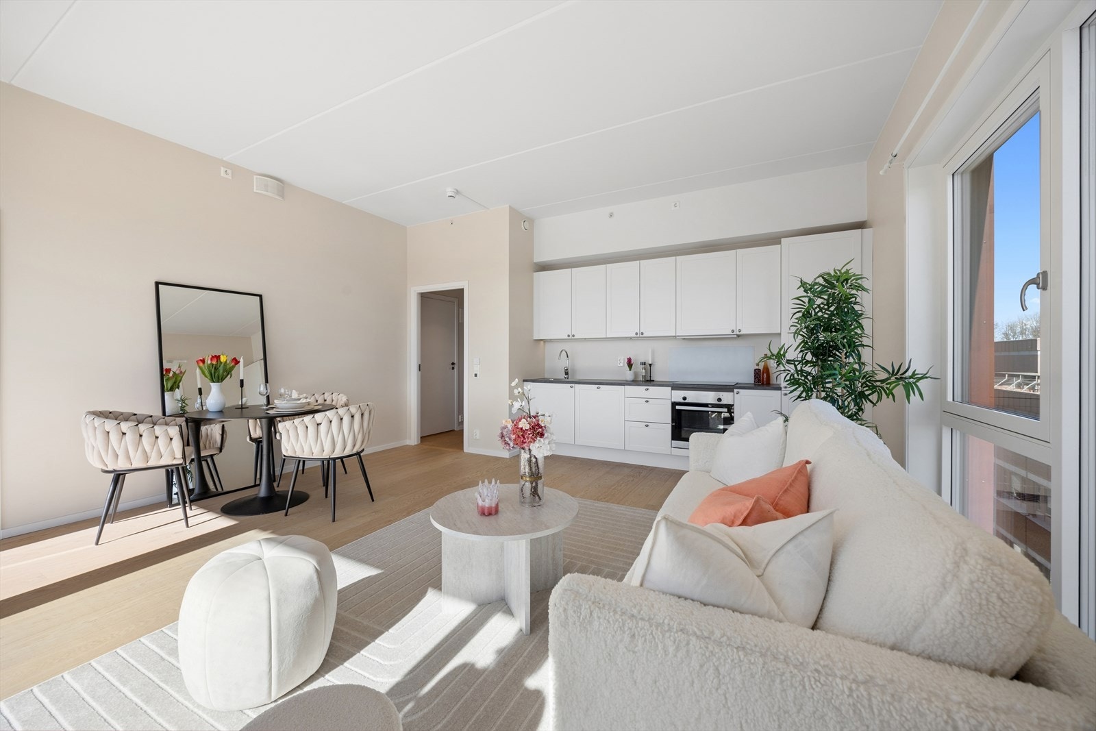 Boligen er holdt i lyse, lune og tidsriktge farger og fremstår som moderne. Galleribilde
