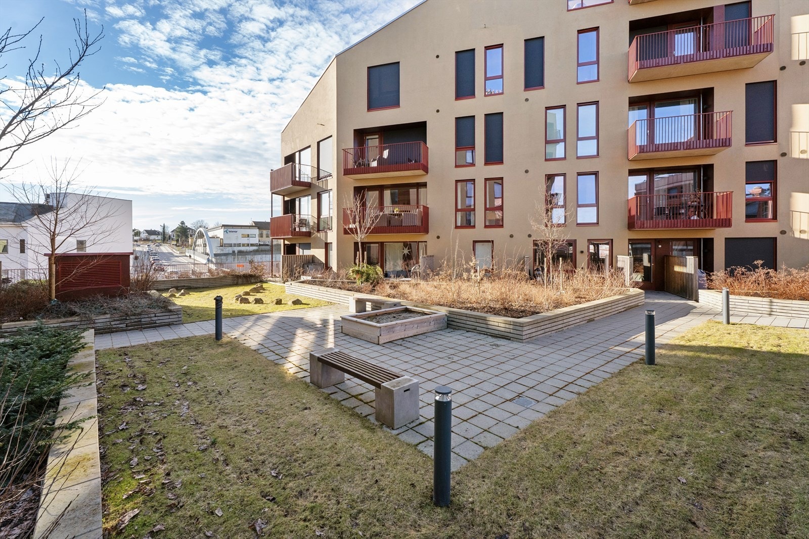 Tomt som disponeres av alle i sameiet i fellesskap. Området rundt sameiet er parkmessig opparbeidet, der man finner store arealer med plen, lekeplass, trær, prydbusker mm. Galleribilde