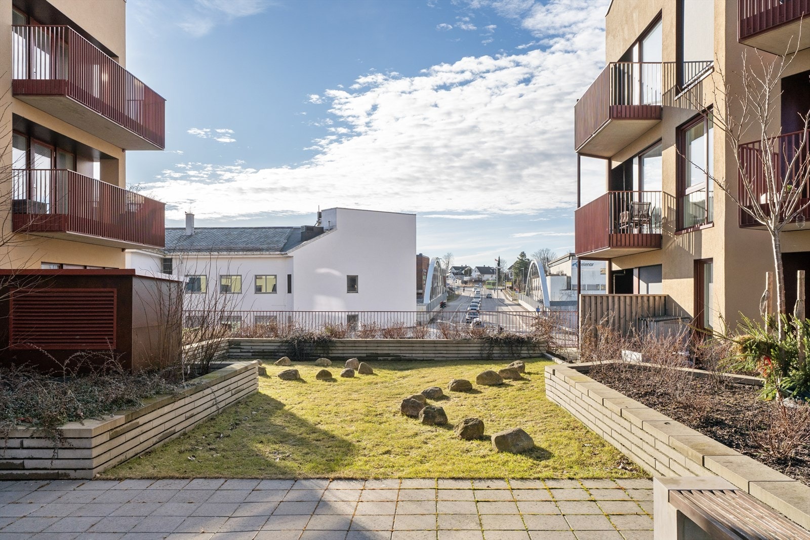 Hellelagt gangvei og areal for lek. Galleribilde