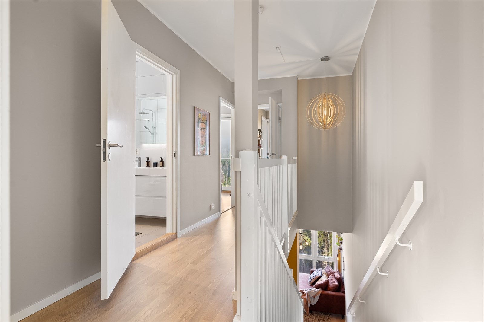 Trappen med teppebelagte trinn binder etasjene sammen på en behagelig måte. Galleribilde