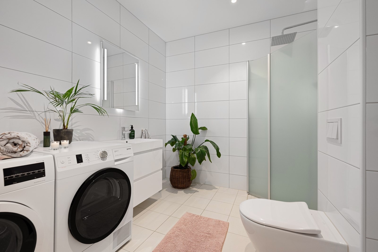 Boligen har to flotte bad. Badet i denne etasjen er kombinert med vaskerom, utstyrt med opplegg for vaskemaskin og tørketrommel. Galleribilde