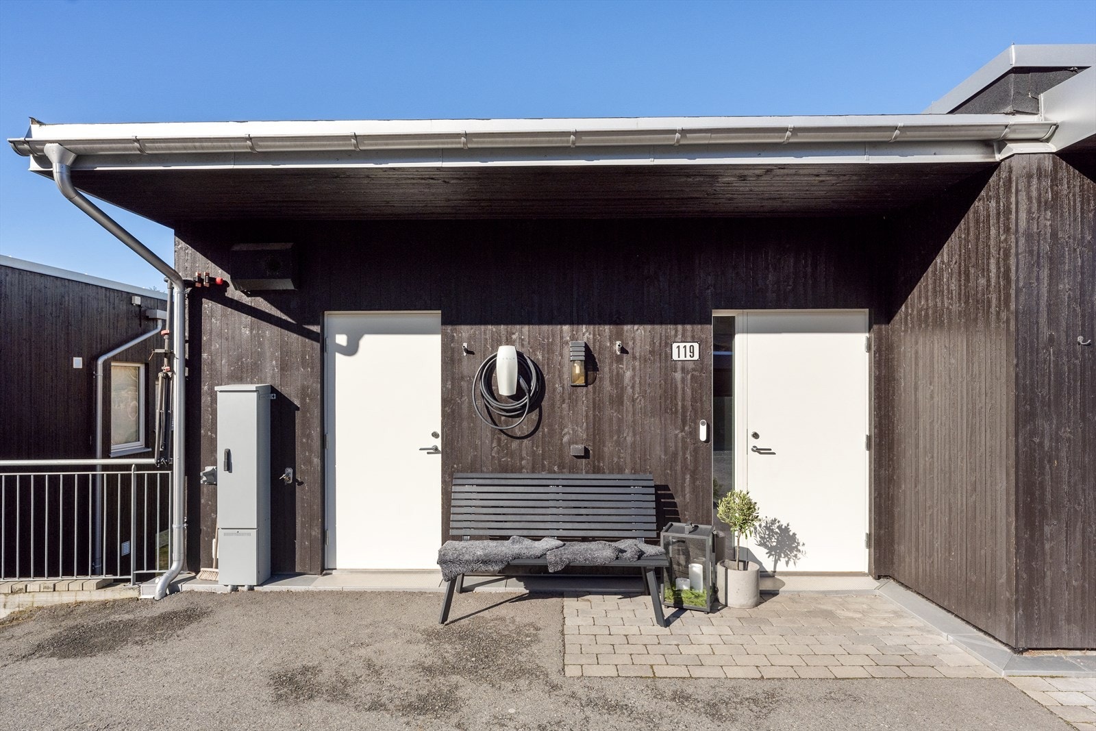Eiendommen disponerer 2 biloppstillingsplasser, hvorav en er i carport og en utvendig plass. Ladeboks for elbil er montert begge steder. Galleribilde