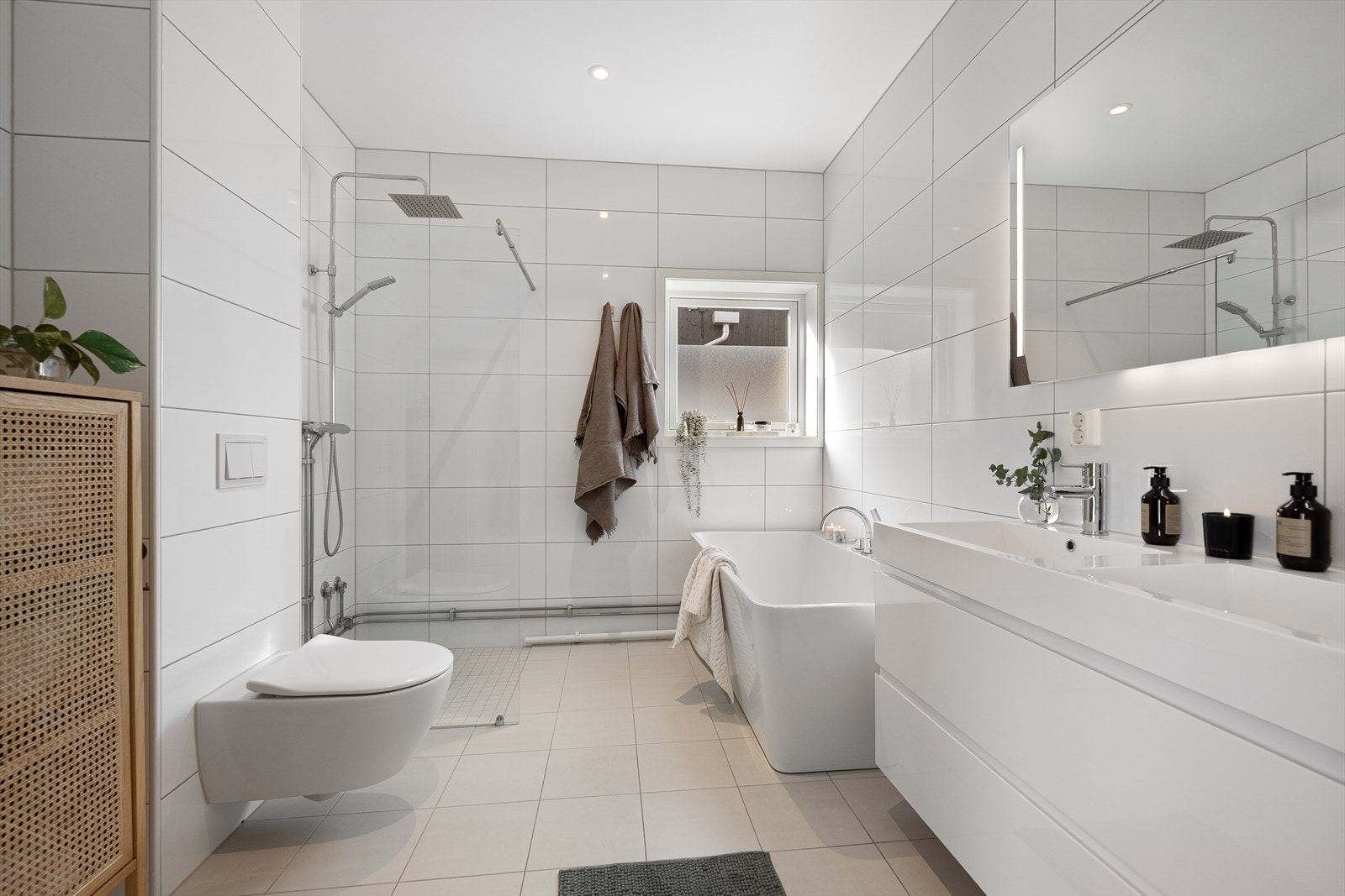 Hovedbadet i 1. etasje ble oppgradert i 2022 med nytt badekar og dusj. Rommet har doble servanter. Galleribilde