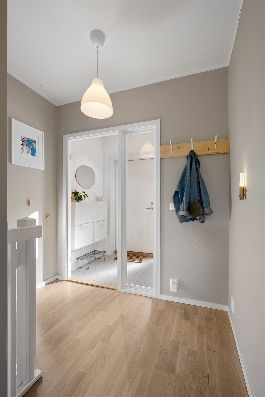 Fra entréen ledes du inn i gangen hvor du har ytterligere plass for yttertøy og sko. Galleribilde