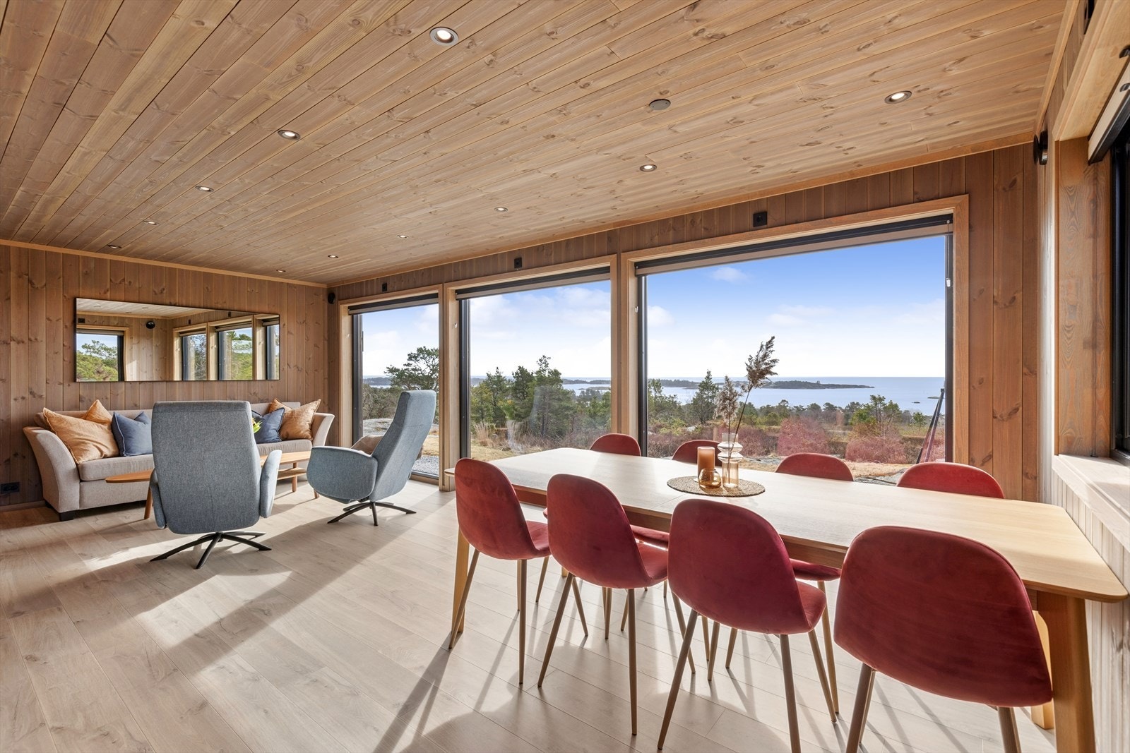 Spisestuen er plassert for å dra full nytte av lyset og utsikten. Galleribilde