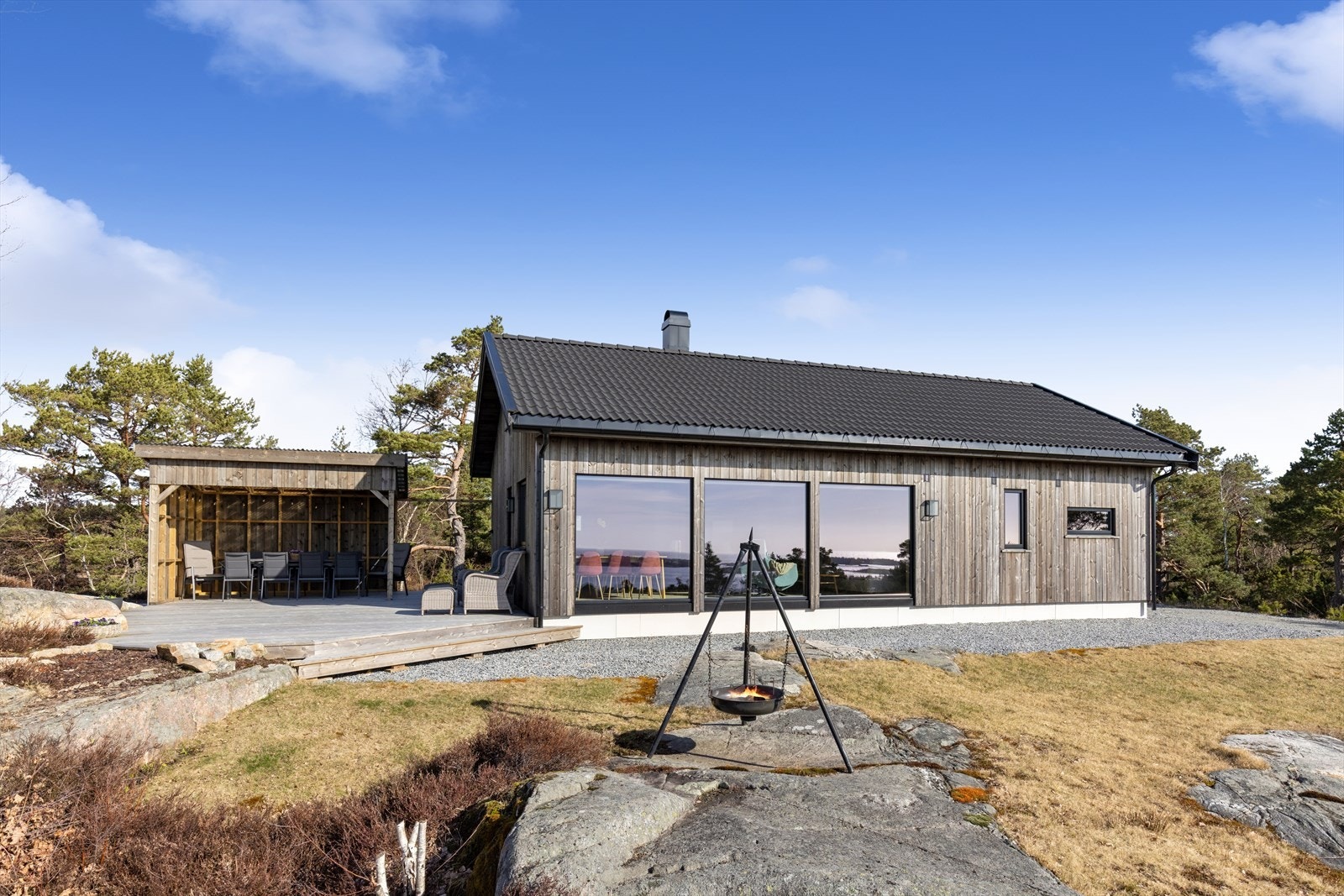 Den vestvendte terrassen på 48 m² er bygget i tre og smelter naturlig inn i terrenget. Galleribilde