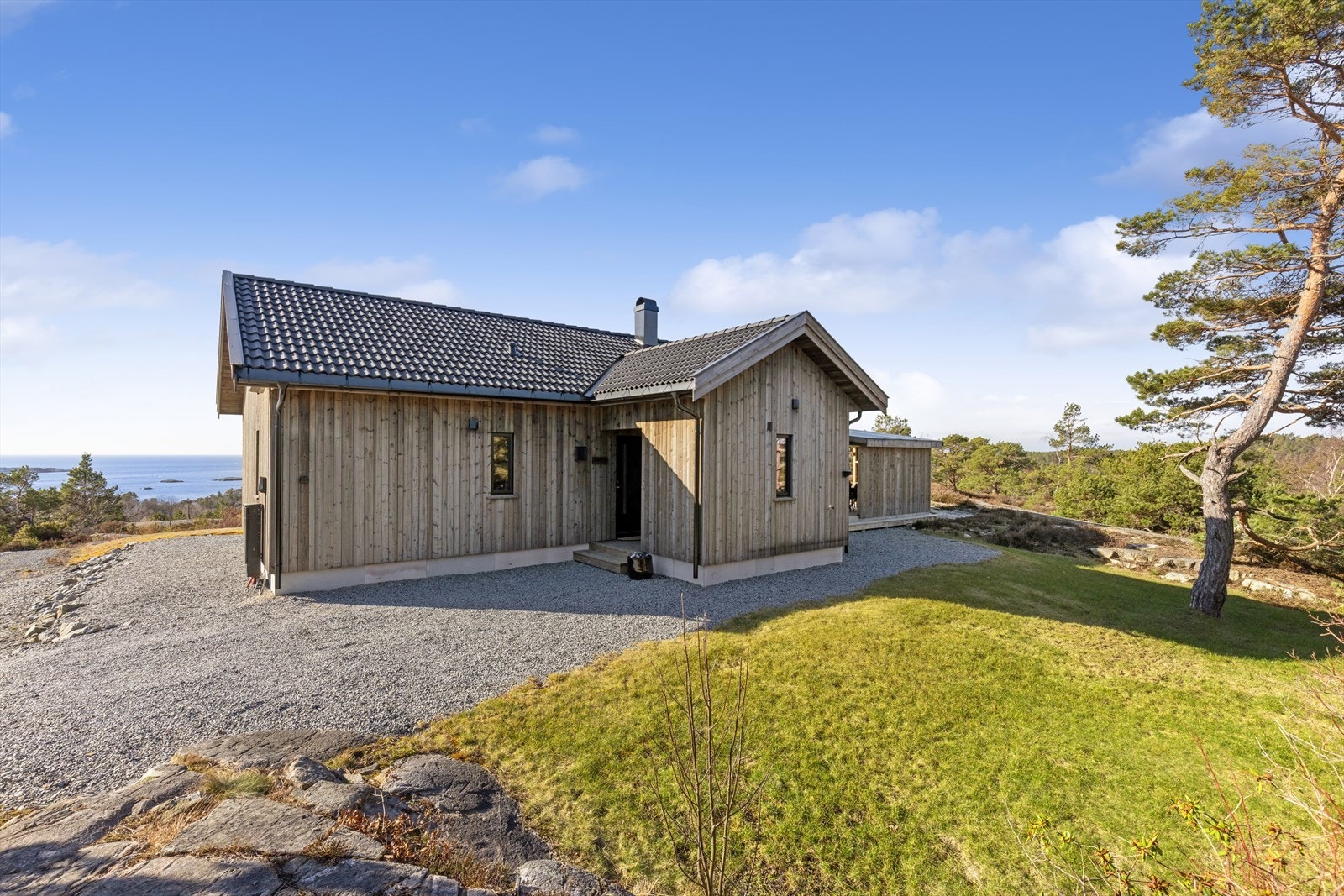 Eiendommen ligger fritt og usjenert til, med utsikt over skjærgården. Galleribilde