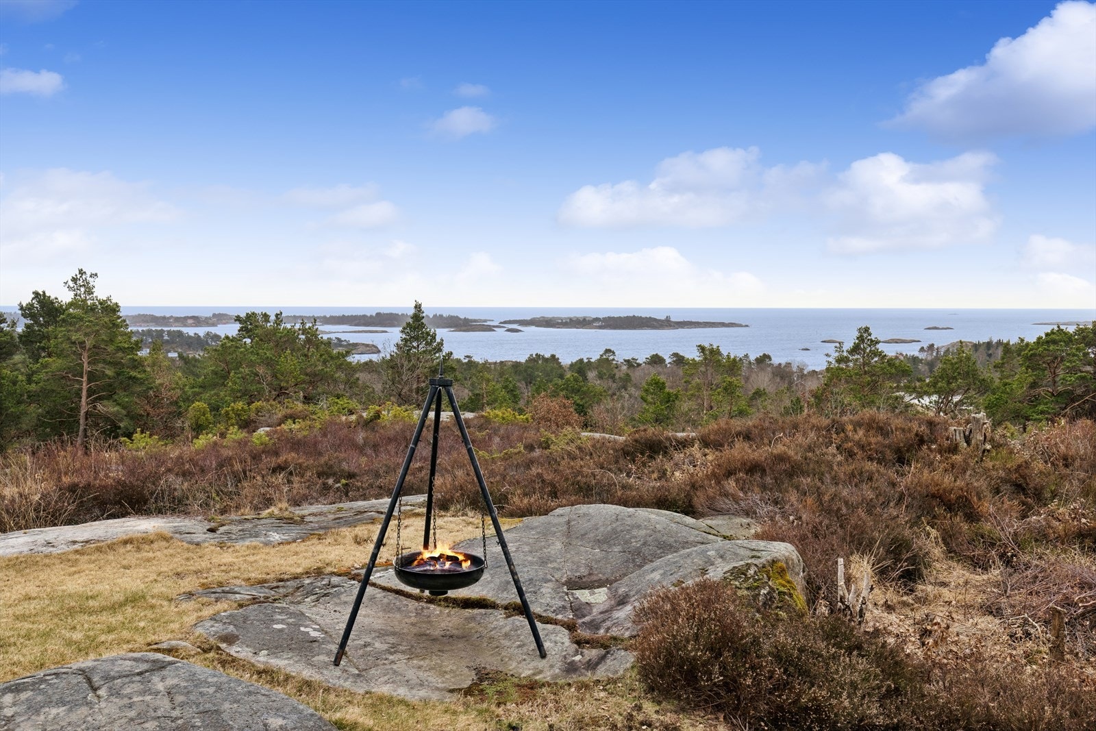 Eiendommen ligger i et rolig og solrikt område med fine turmuligheter i umiddelbar nærhet. Galleribilde