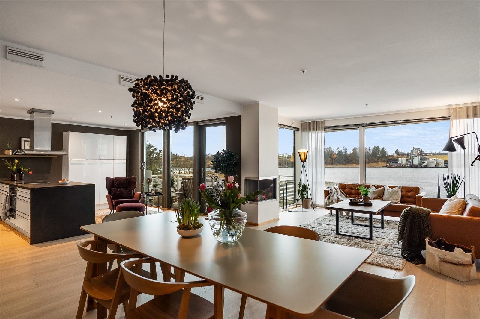 Lys og luftig stue med store vindusflater som gir rommet rikelig med naturlig lys Galleribilde