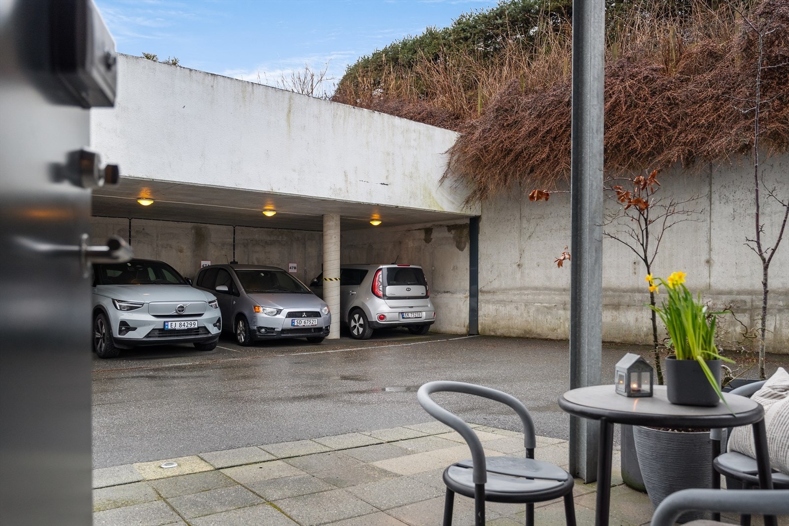 Parkeringsplass i felles carport Galleribilde