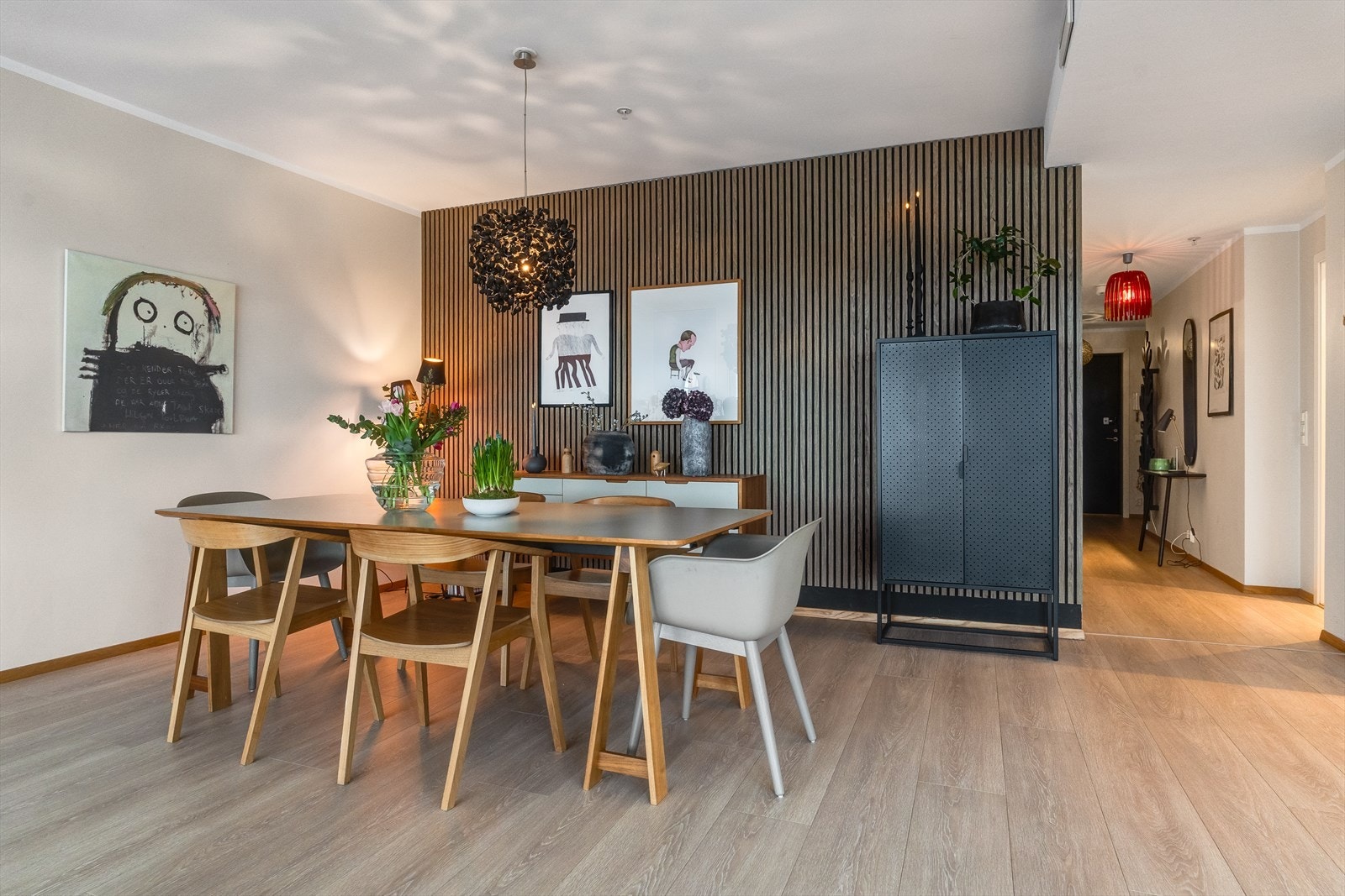 Spilevegg og generelt god plass til spisebordgruppe Galleribilde