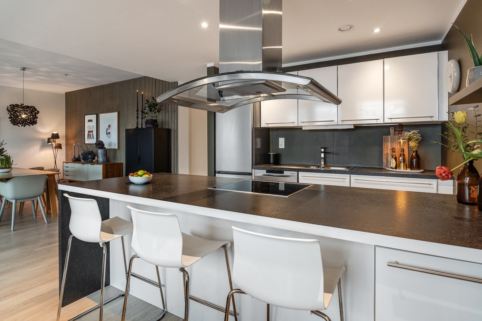 Lys og tidløs kjøkkeninnredning Galleribilde