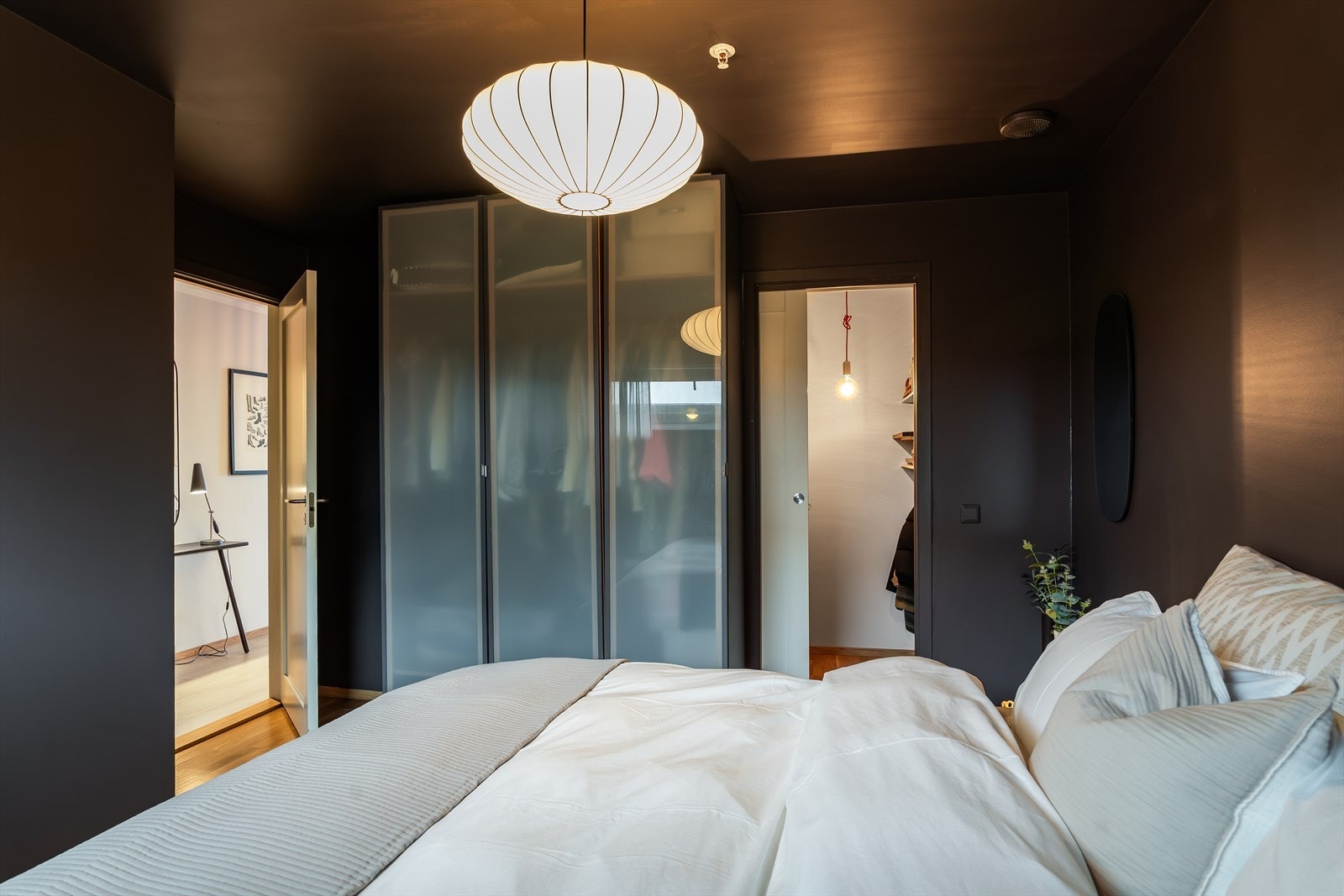 Hovedsoverom har egen walk-in-garderobe Galleribilde