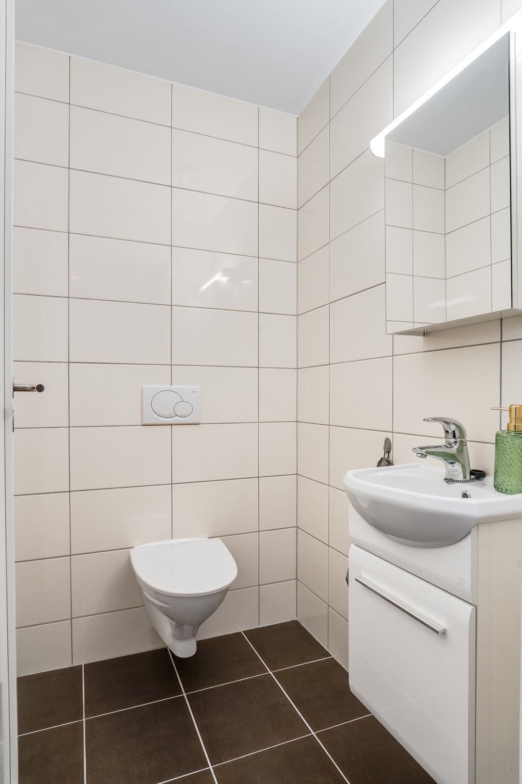 Flislagt, pent toalettrom Galleribilde