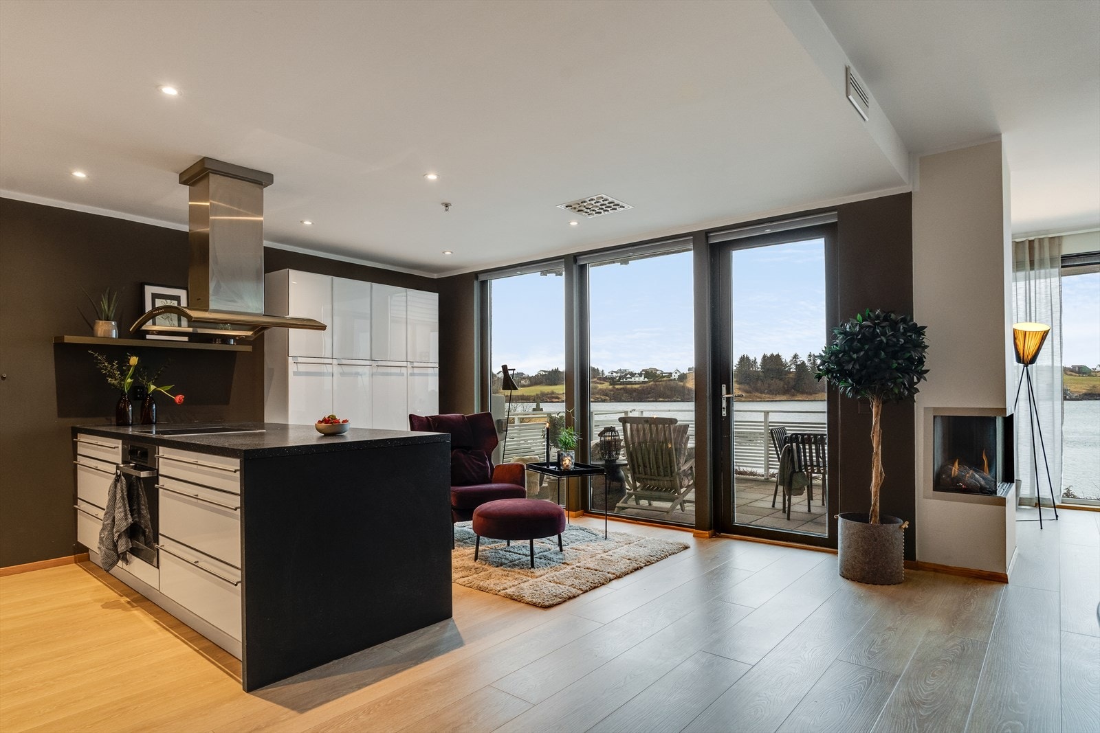 Rikelig med naturlig arbeidslys og flott utsikt Galleribilde