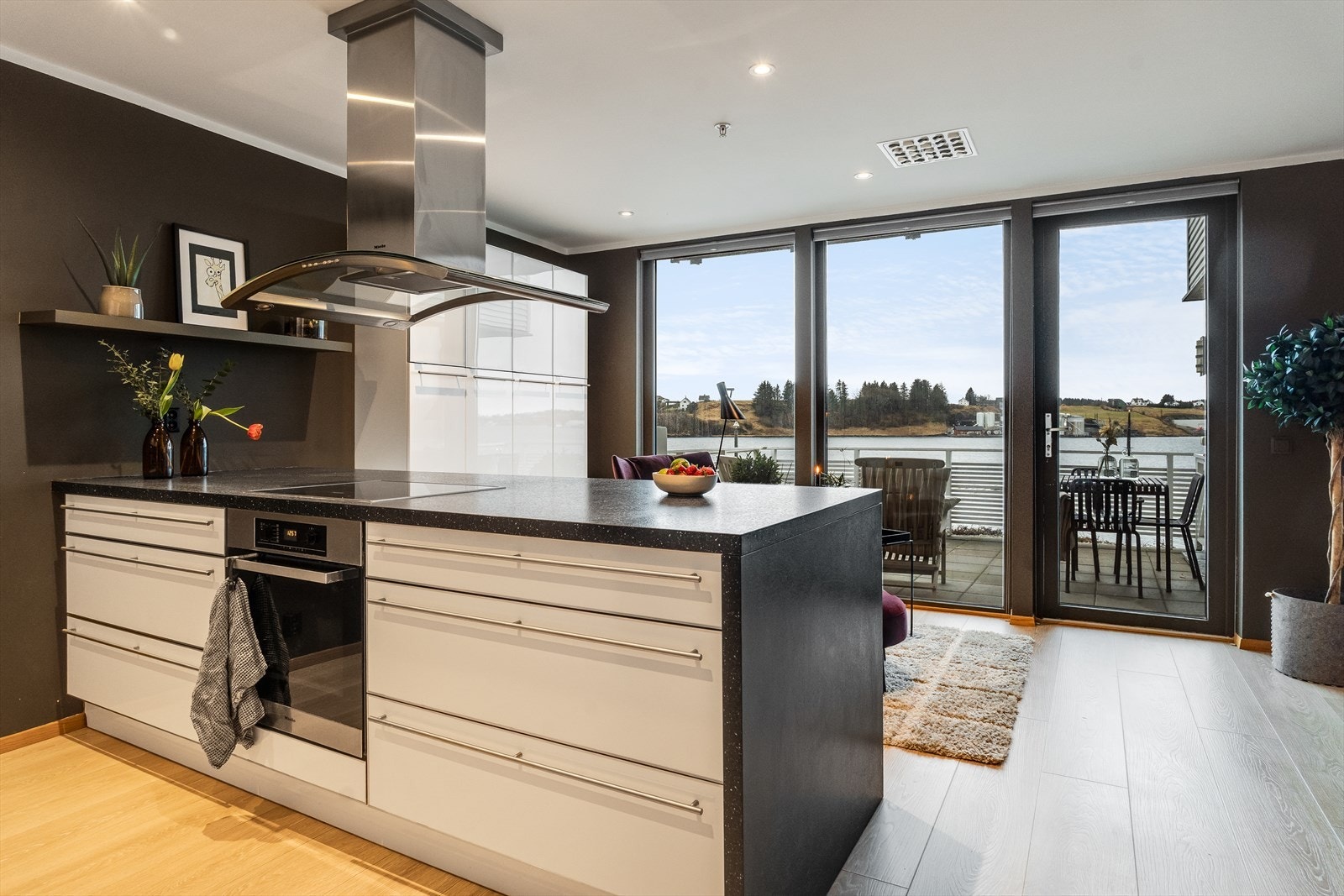 Kjøkkenet har stor kjøkkenøy m/barløsning Galleribilde