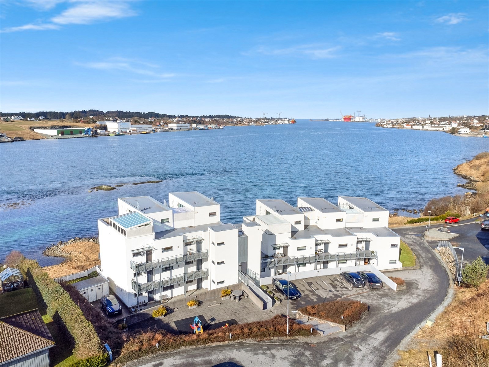 Eiendommen er opparbeidet med planter, felles parkering, lekeplass og gangstier Galleribilde