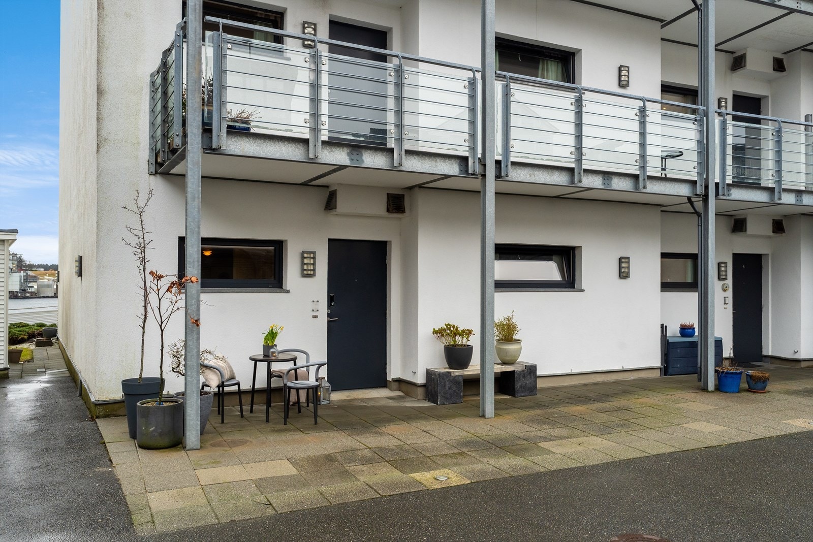 Leiligheten har pent inngangsparti, perfekt til cafesett Galleribilde