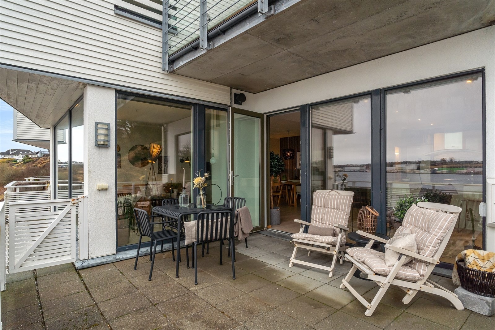 Deler av terrassen har overbygg m/belysning Galleribilde