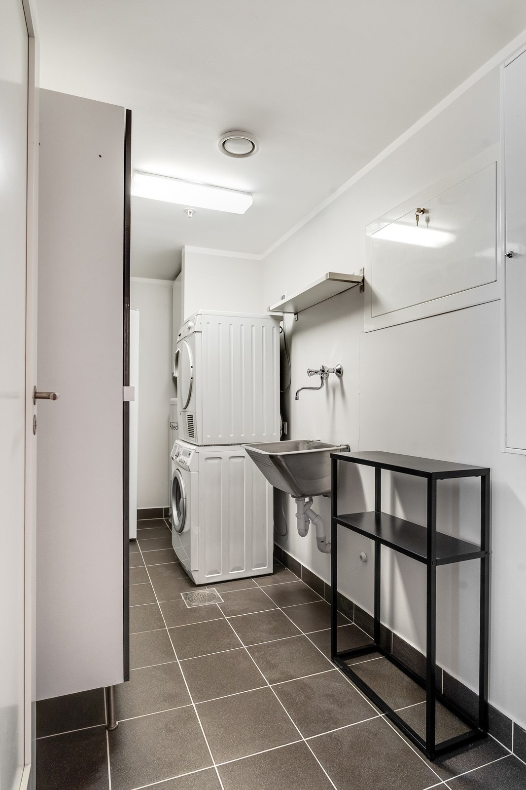 Praktisk vaskerom med gode lagringsmuligheter Galleribilde