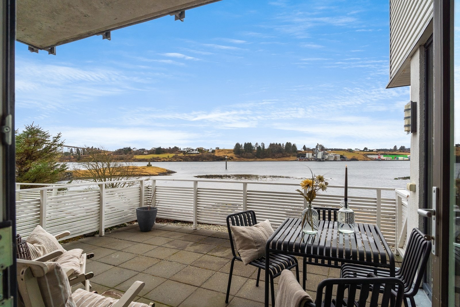 Terrasse-platting med tilkomst fra stue/kjøkken Galleribilde