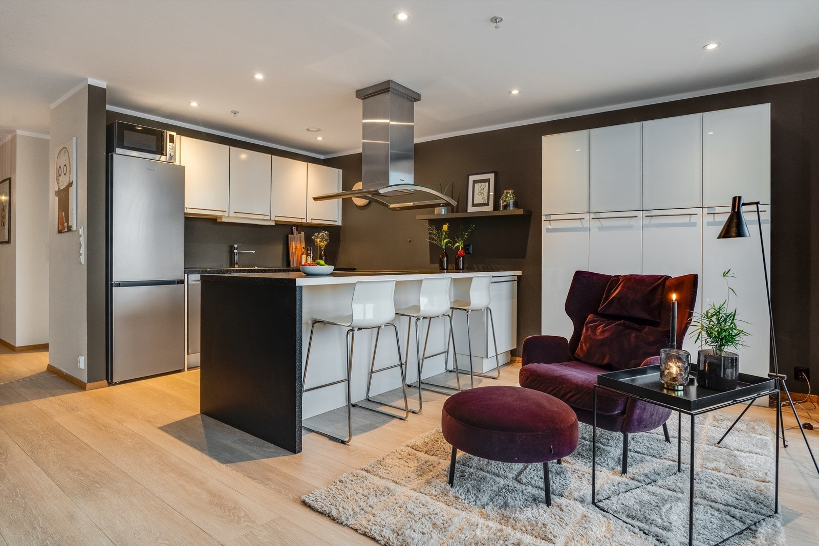 Mye skap og benkplass og ekstra høyskap som er svært praktisk til oppbevaring Galleribilde