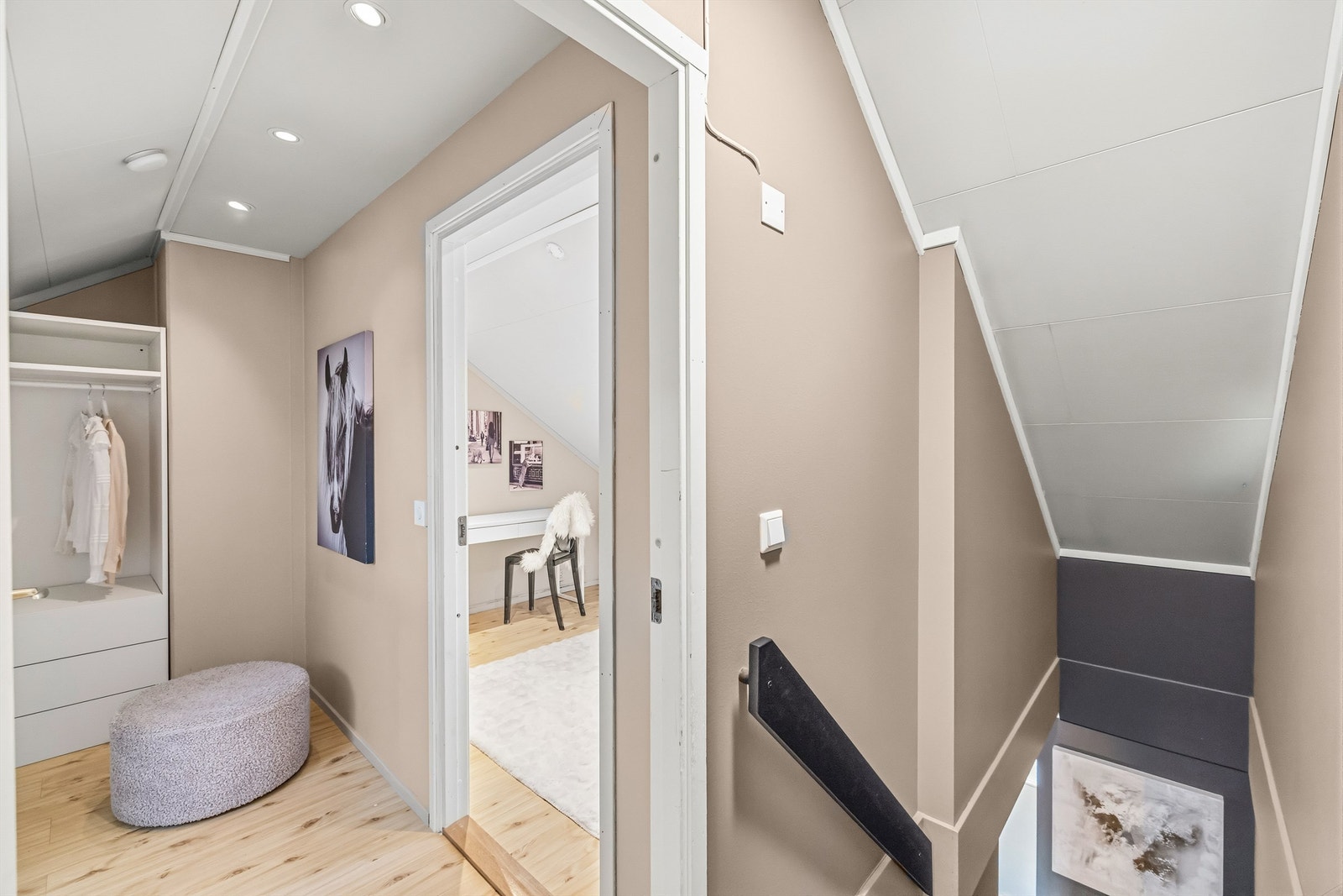 I loftsetasjen finner du en gang og to innredede rom. Galleribilde
