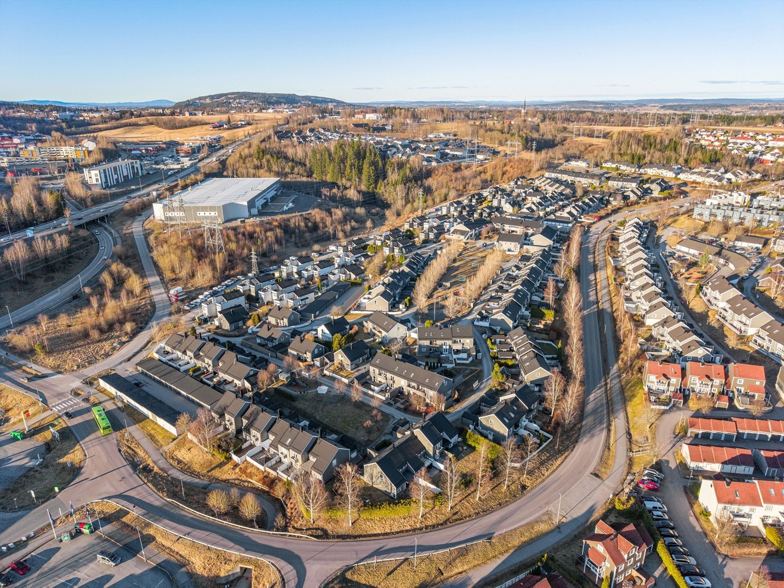 Med E6 i nærheten og bussholdeplassen Holt industri kun 200 meter unna, er pendleradkomsten effektiv. Galleribilde