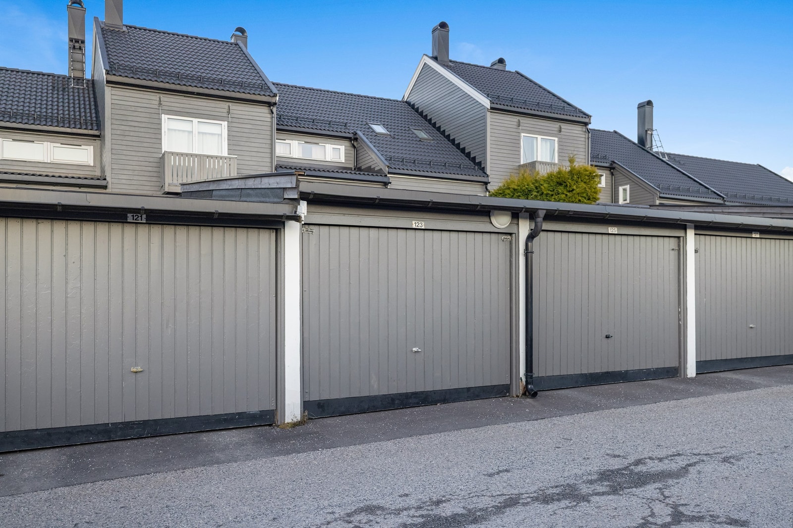 Det medfølger en fast garasjeplass i felles garasjerekke. Galleribilde