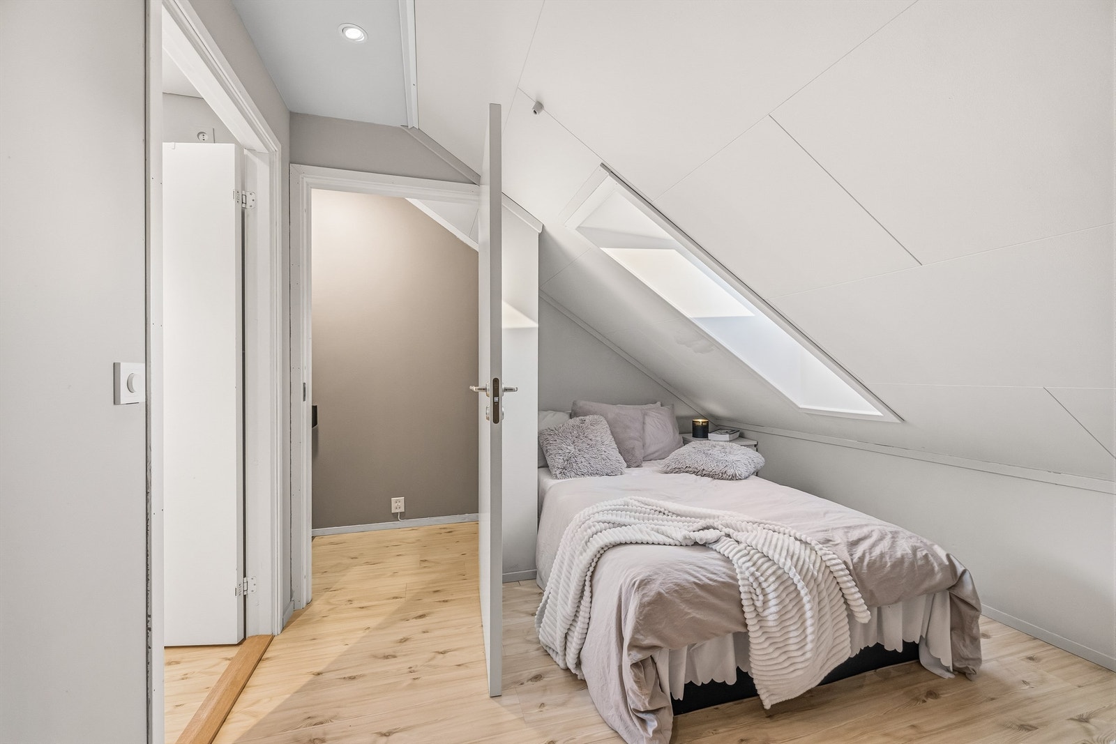 Det andre innredede rommet på loftet. Rommene har laminatgulv og platekledning i skråtak. Galleribilde