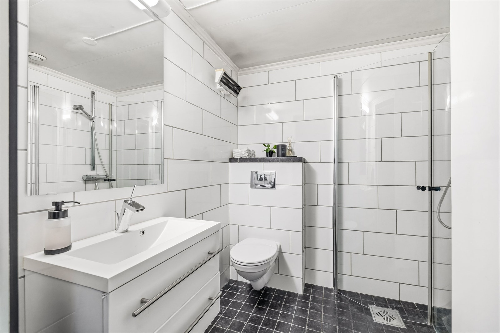 Badet ble modernisert i 2012 og har flislagt gulv med gulvvarme, vegghengt toalett og dusjhjørne. Galleribilde