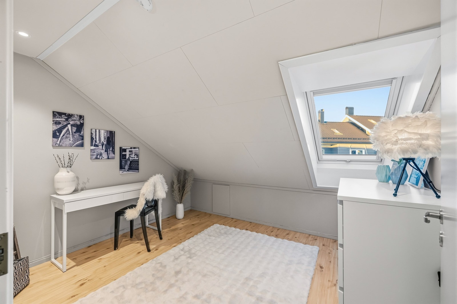 Innredet rom med takvindu som gir godt med lys. Rommet er ikke bruksendret eller godkjent for varig opphold. Galleribilde