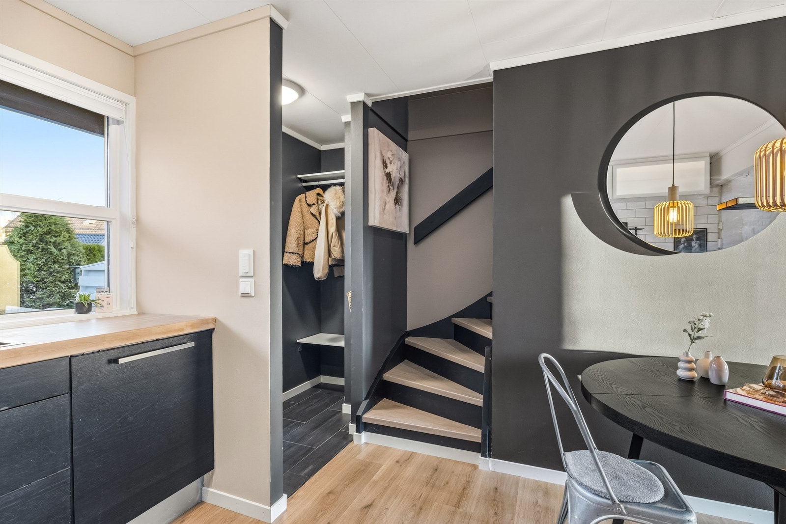 Trappen til loft og underetasje er sentralt plassert i boligen. Galleribilde
