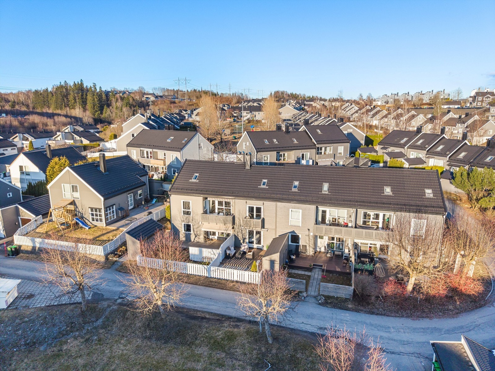 Fra eiendommen er det kort vei til flotte rekreasjonsområder som Romeriksåsen og Tæruddalen med sin oppgraderte lysløype. Galleribilde