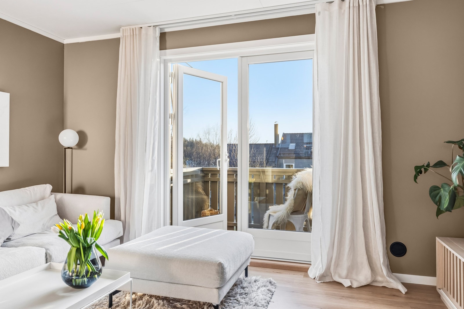 Balkongen er på 1 m² og vender ut mot nabolaget. Galleribilde