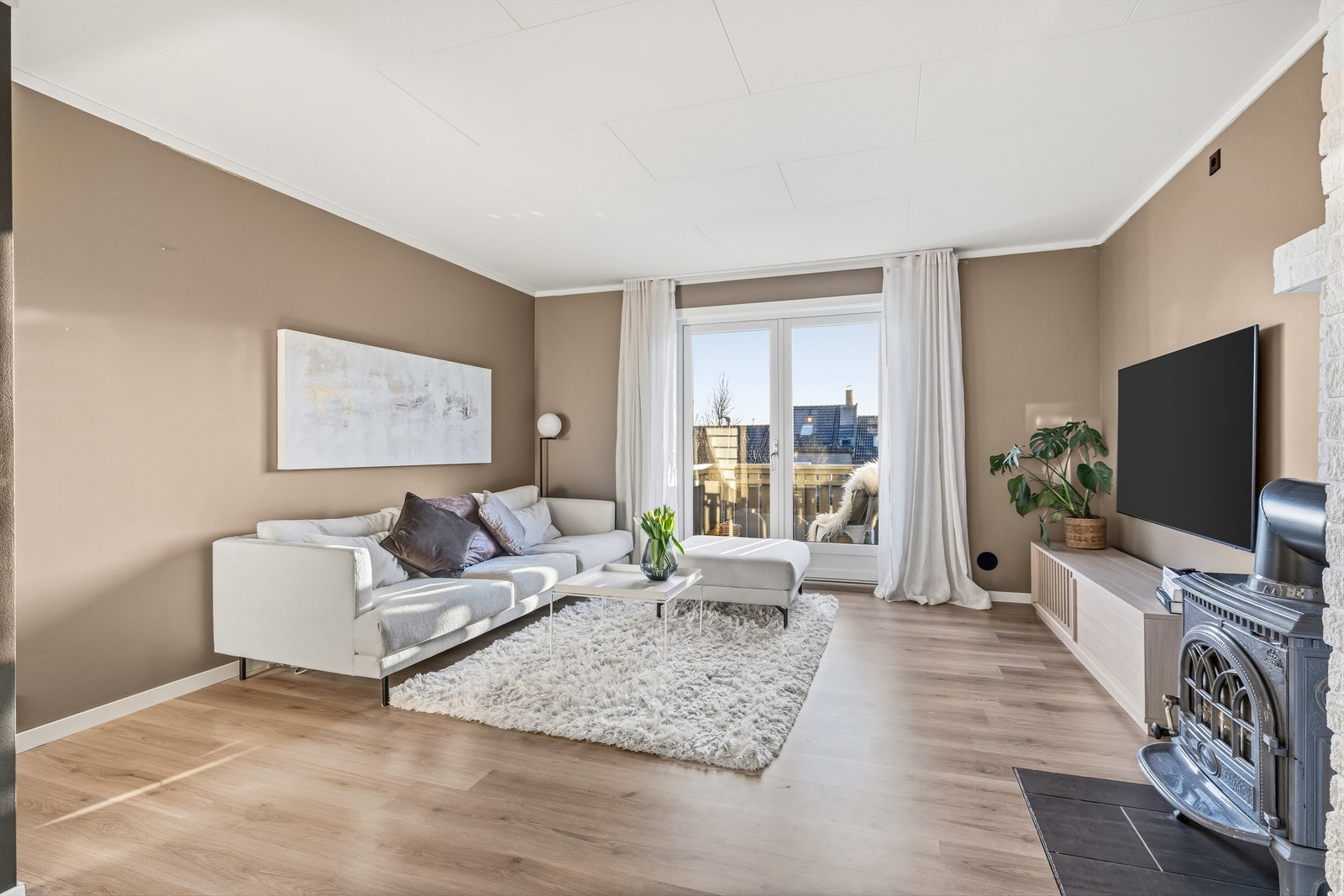 Stuen har god plass til sofagruppe og er gjennomgående med laminatgulv. Galleribilde