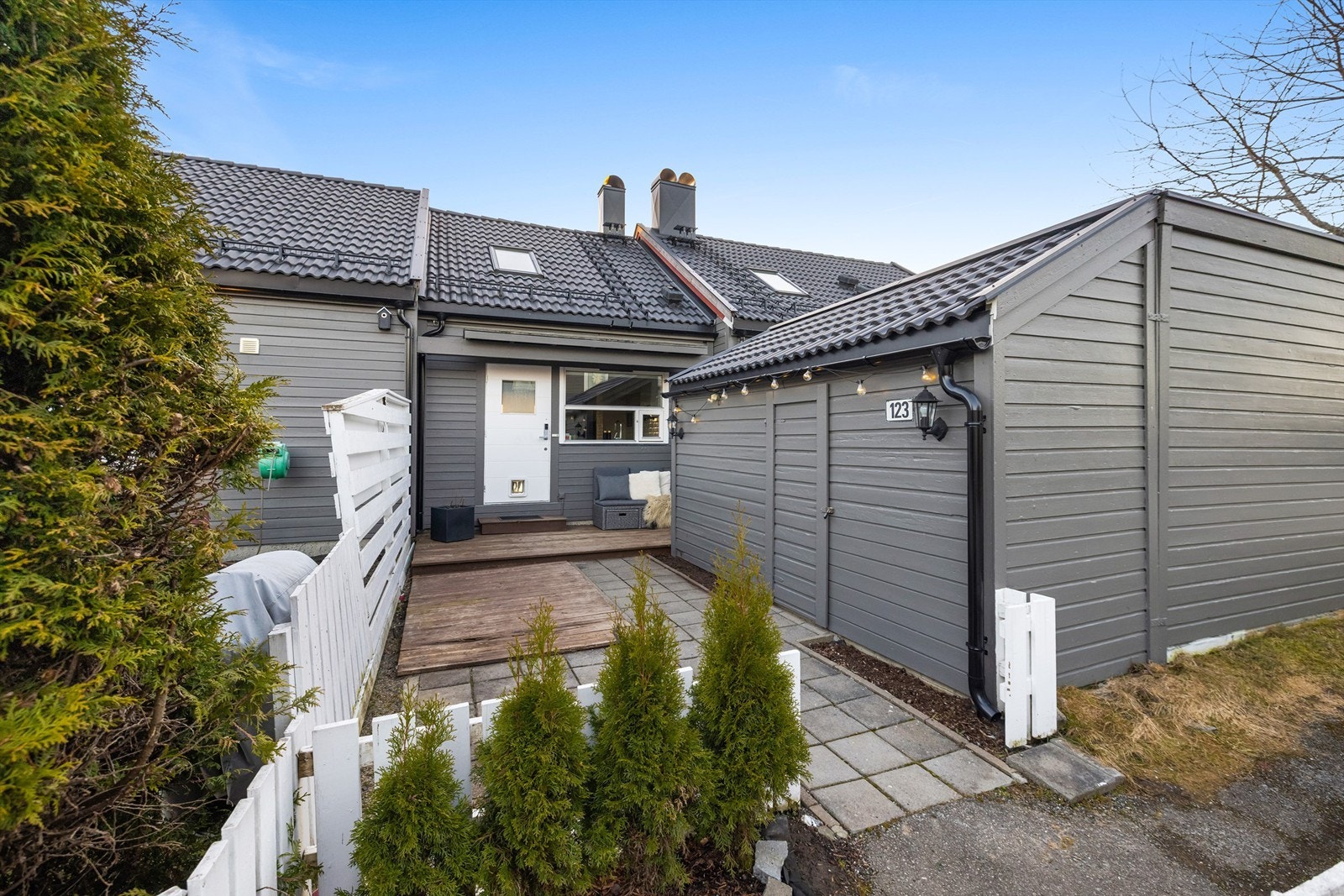 Velkommen til et barnevennlig og veletablert nabolag på Holt Vestvollen. Ved inngangen er det en platting på 14 m² og en praktisk utebod. Galleribilde
