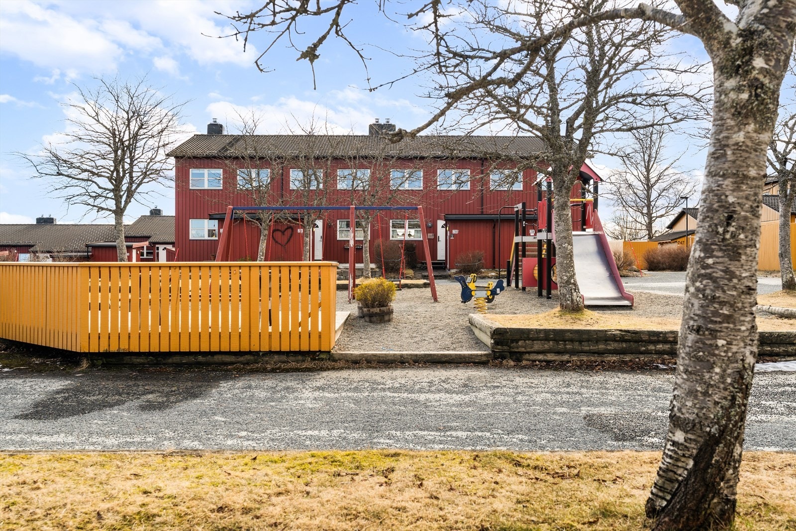 For barna er det få meter å gå bort til nærmeste lekeplass. Galleribilde