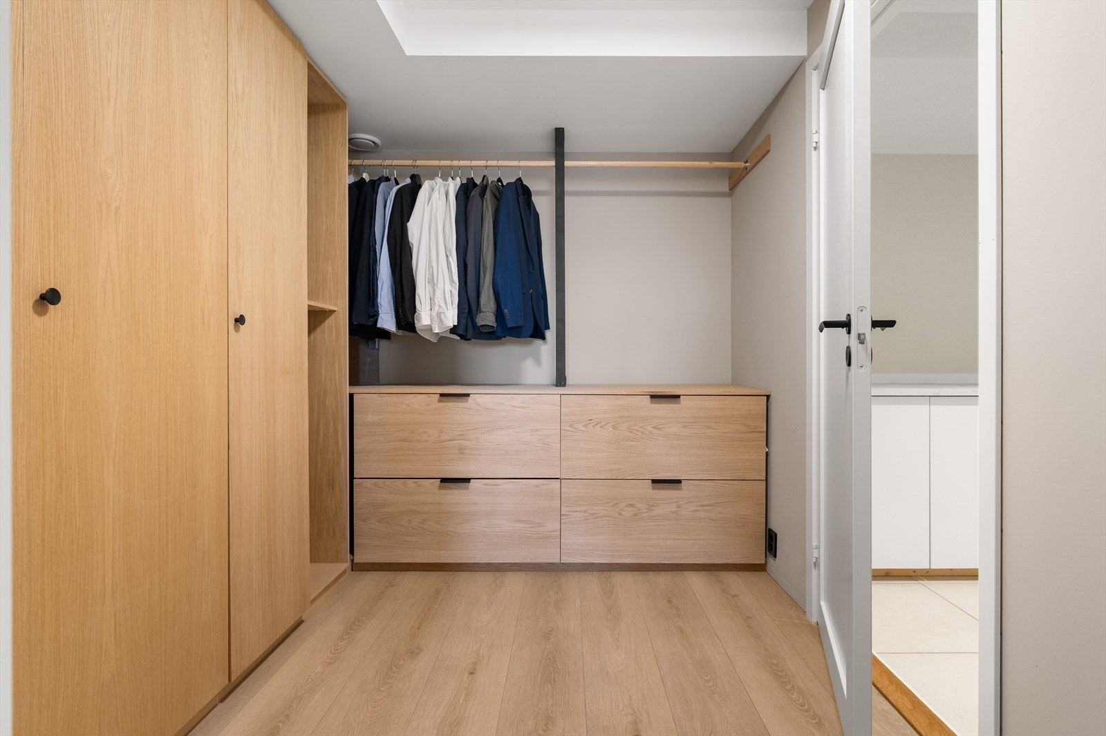 Fra vaskerommet har man tilgang til en romslig walk-in-closet på ca. 7,2 m². Galleribilde
