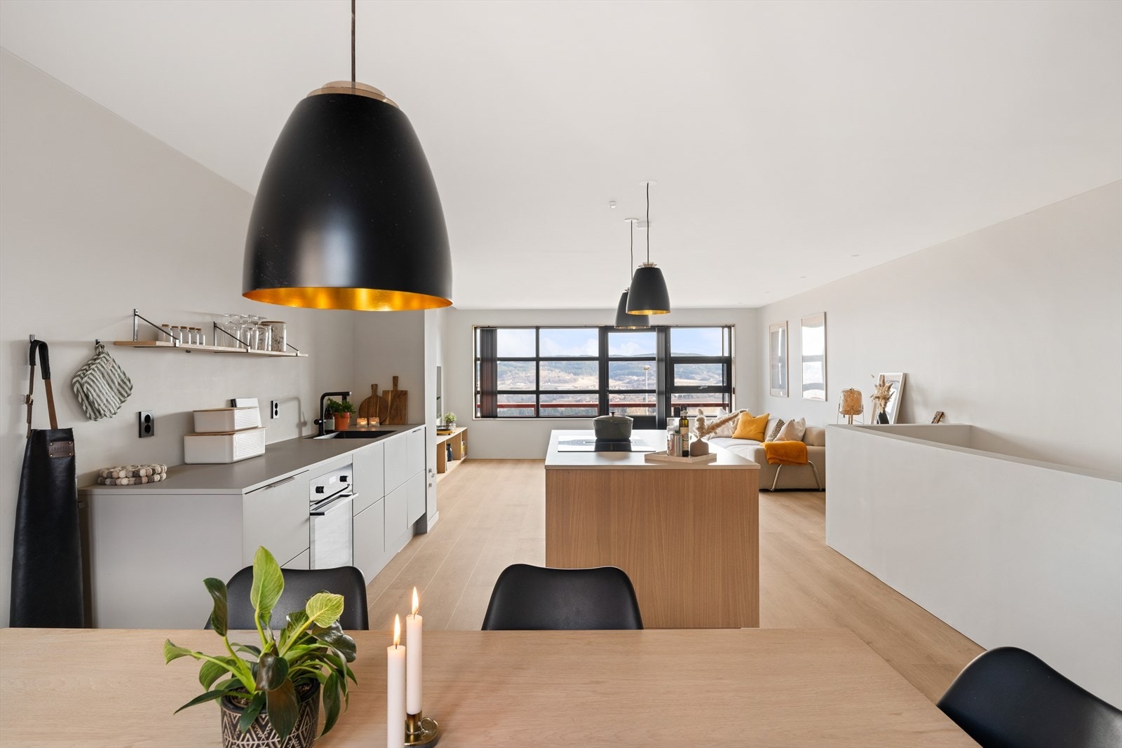 Stue/kjøkken ligger i åpen sone og måler hele 49,8 m². Hovedetasjen har vinduer fra begge sider, noe som gir godt med naturlig lysinnslipp. Galleribilde