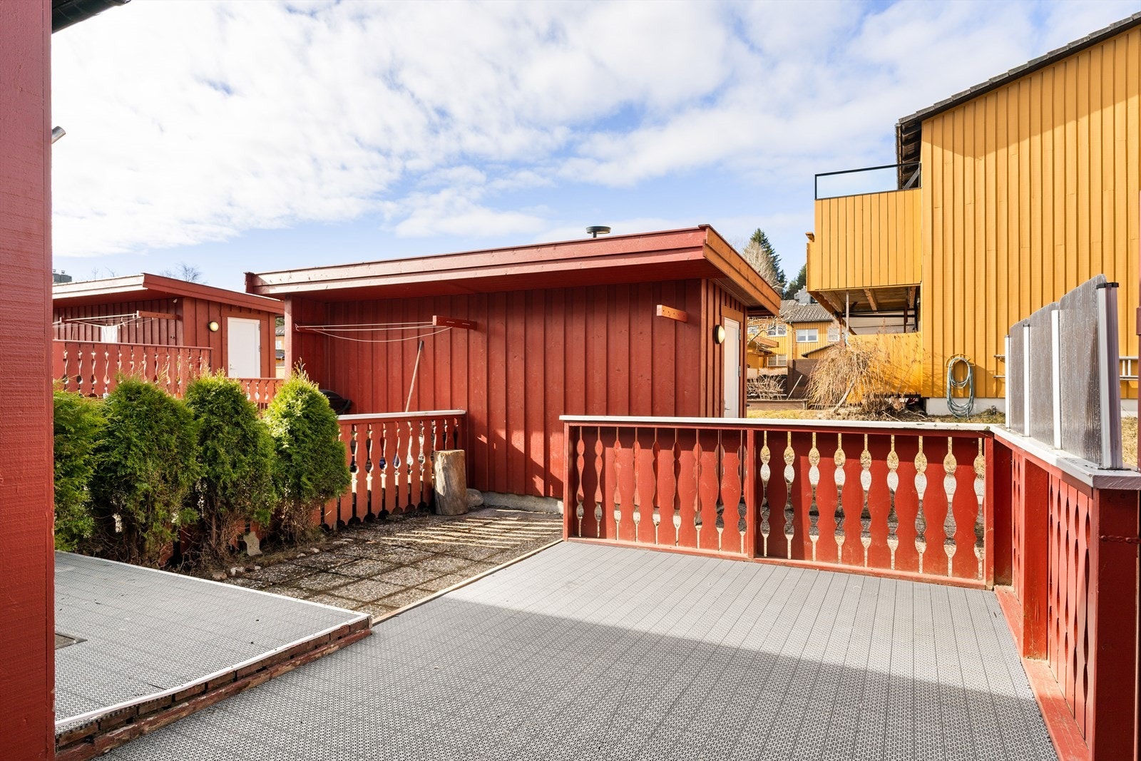 Verandaens vending gir gode solforhold og størrelsen gir god plass for utemøbler og grill. Galleribilde