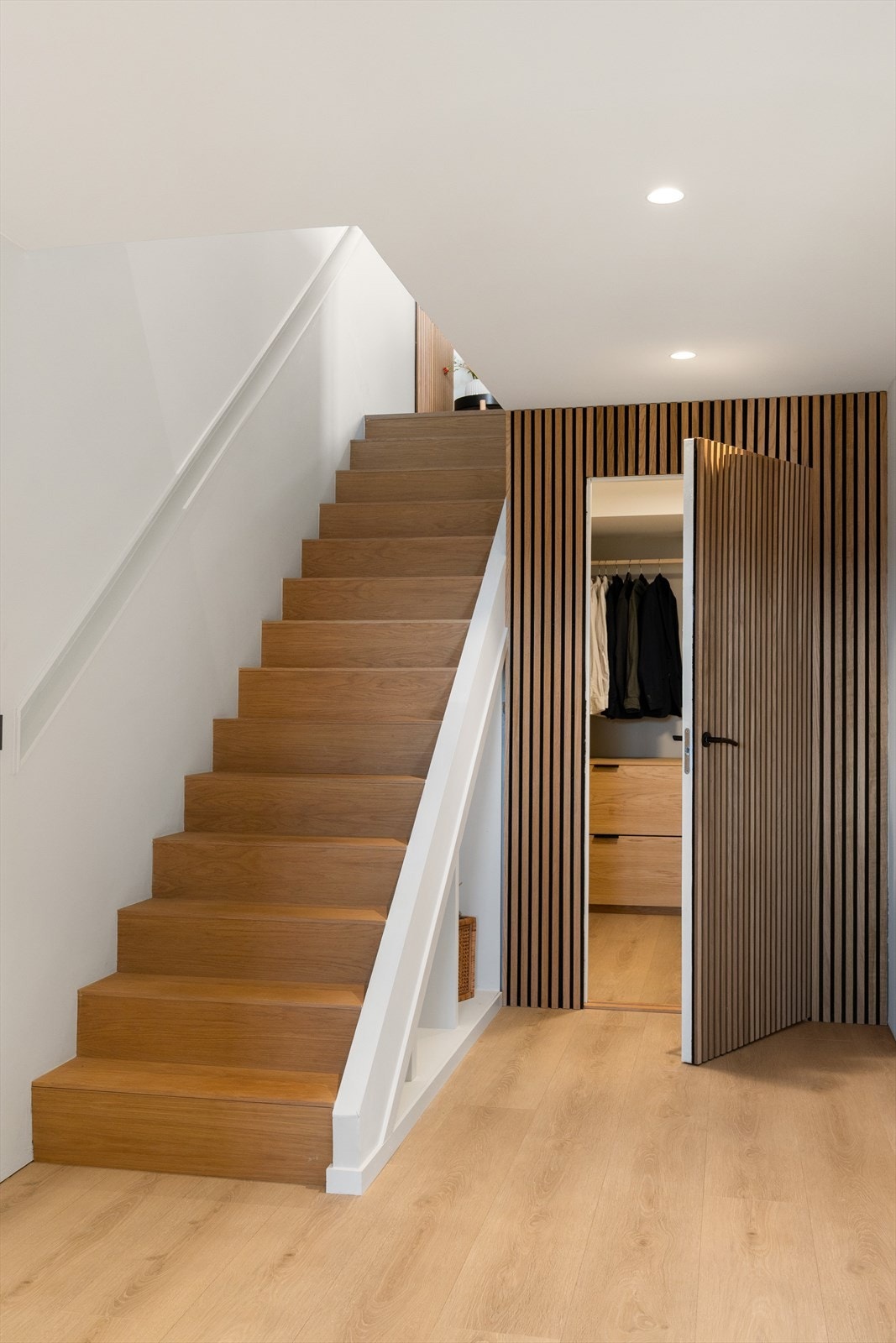 Underetasjen består av boligens 2 soverom, bad, walk-in-closet
og vaskerom. Galleribilde
