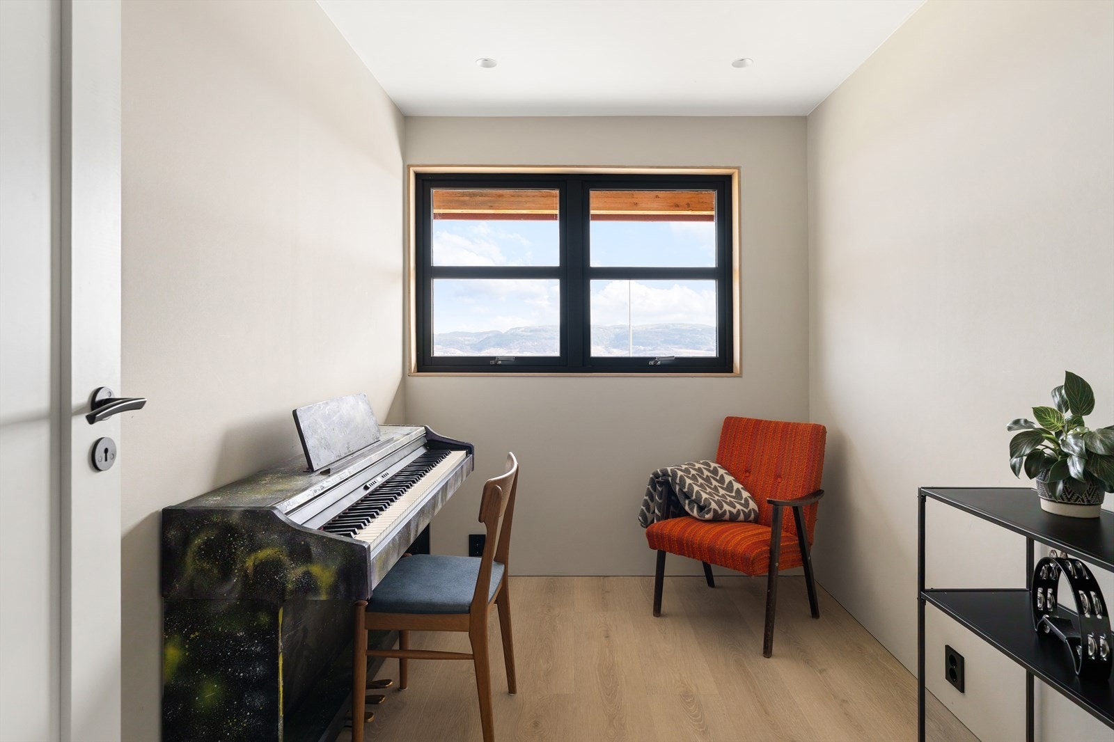 Leilighetens andre soverom er på ca. 6,3 m² og er perfekt som barnerom. Galleribilde